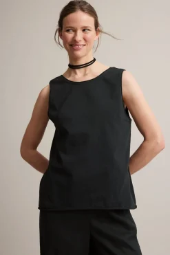 V-halssinglet med rullede kanter