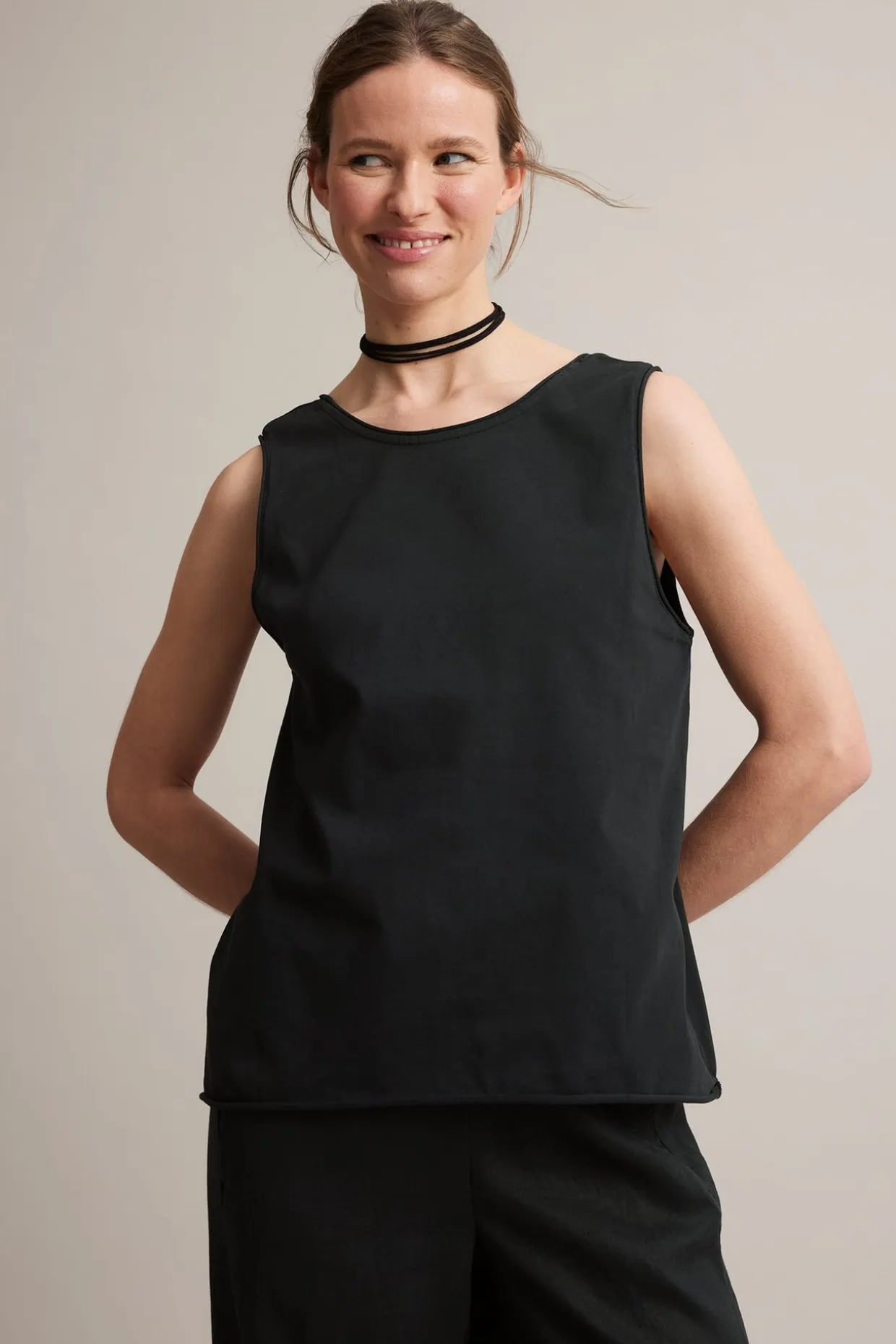 V-halssinglet med rullede kanter